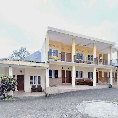 Villa Bukit Bunga Syariah Redpartner Pacet Mojokerto Exterior foto