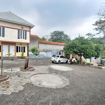 Villa Bukit Bunga Syariah Redpartner Pacet Mojokerto Exterior foto