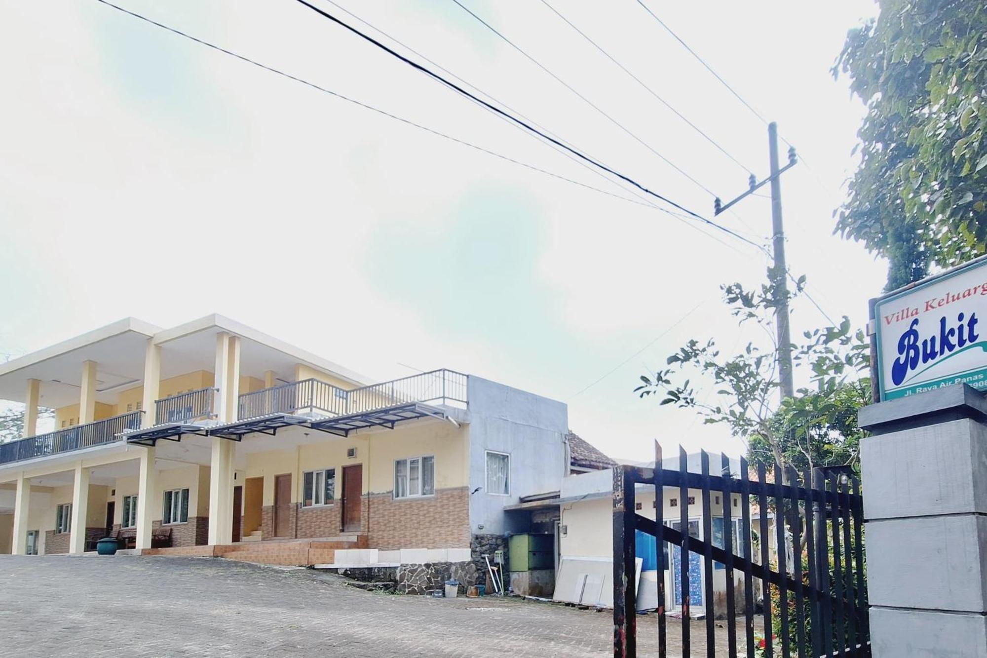 Villa Bukit Bunga Syariah Redpartner Pacet Mojokerto Exterior foto
