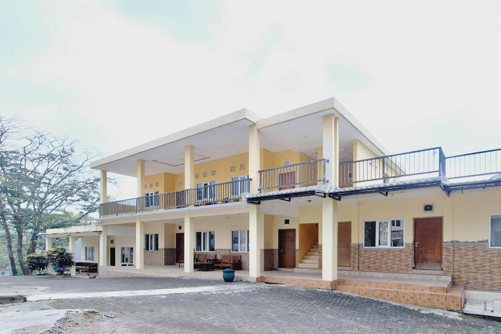 Villa Bukit Bunga Syariah Redpartner Pacet Mojokerto Exterior foto