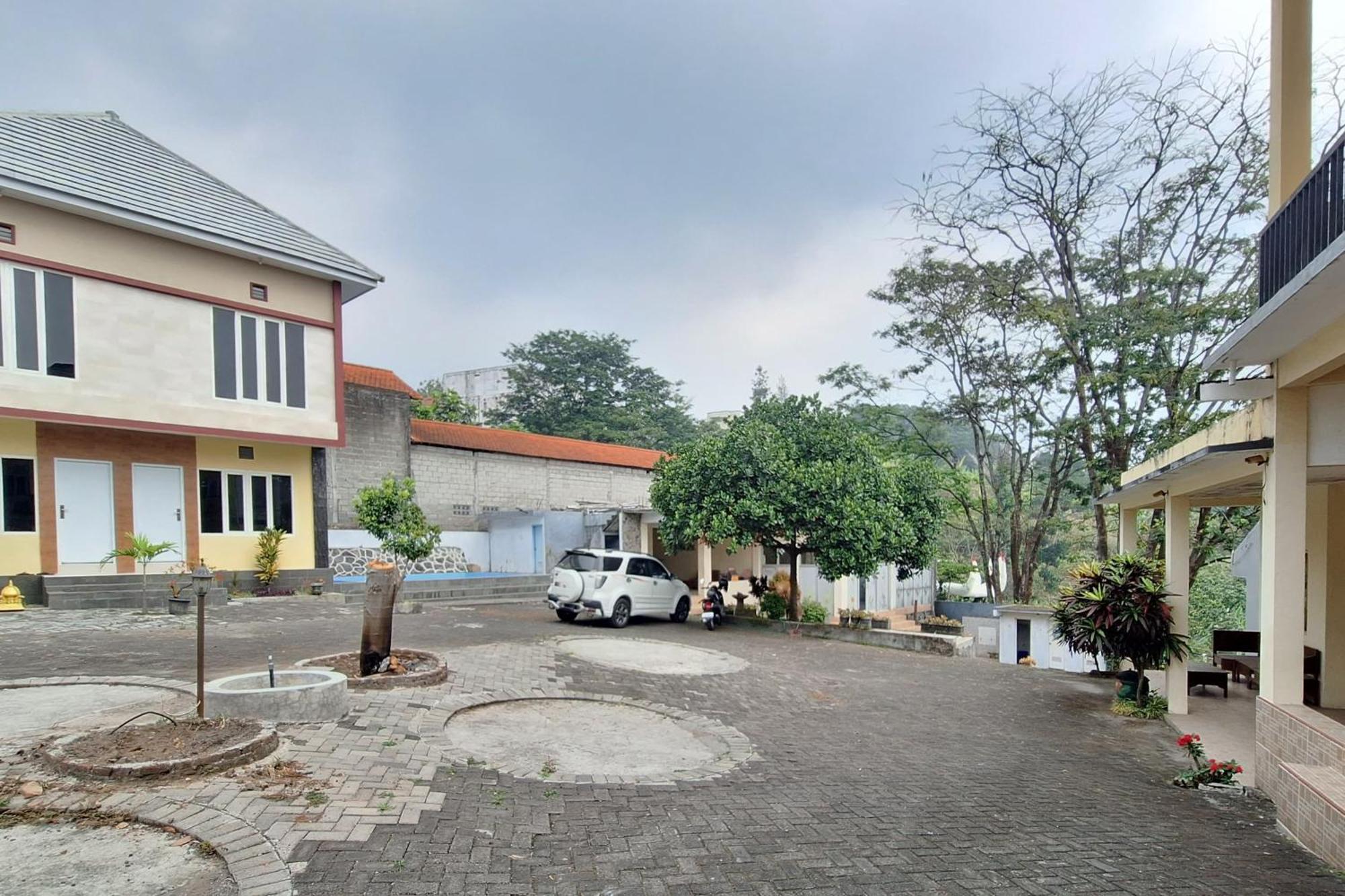 Villa Bukit Bunga Syariah Redpartner Pacet Mojokerto Exterior foto